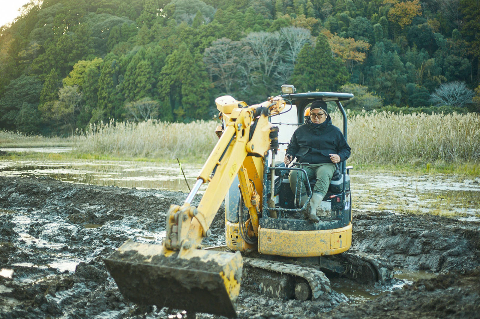 ショベルで圃場を整備する大﨑